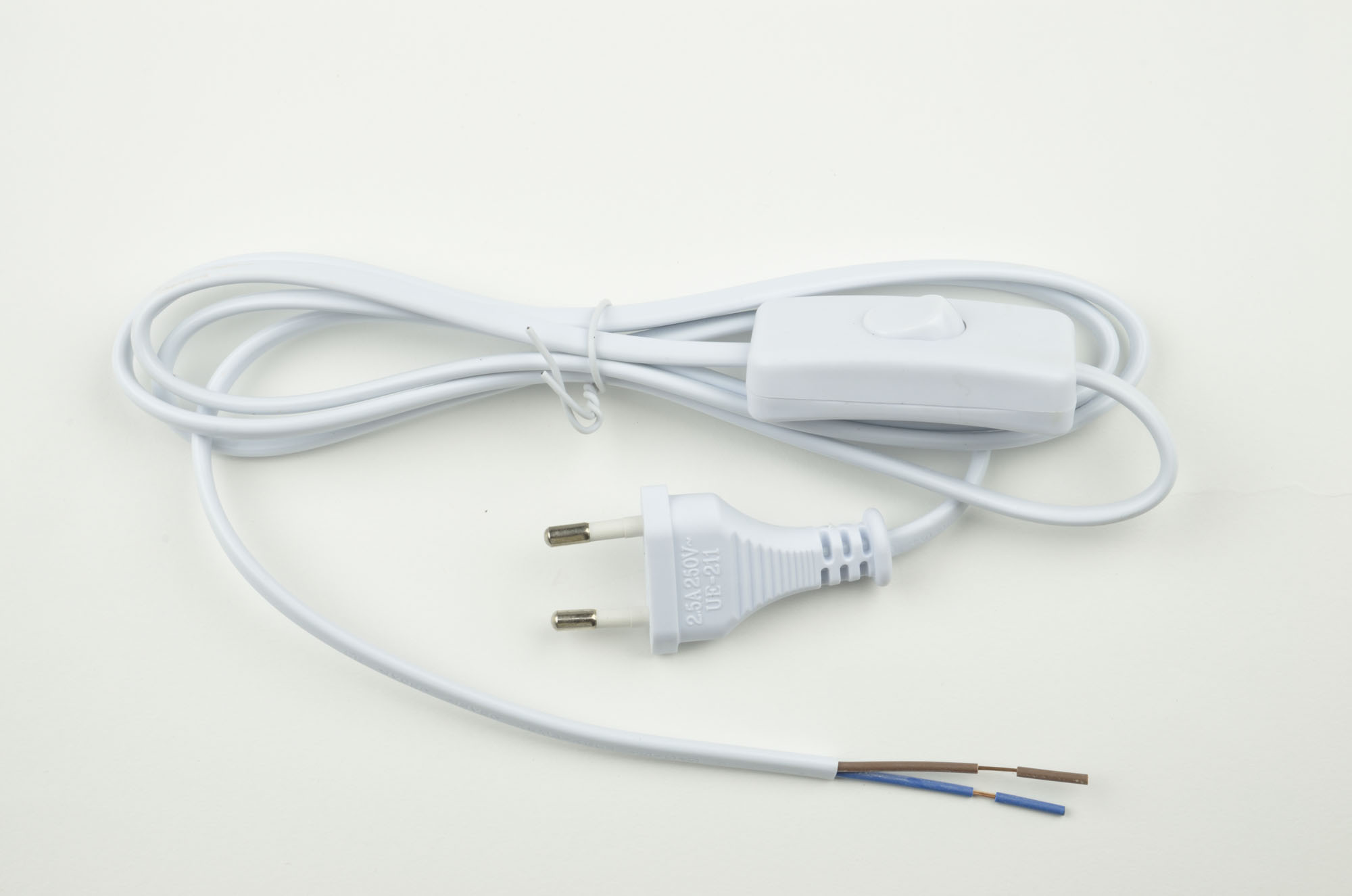  Шнур сетевой 1,7м 2A 500Вт UCX-C10/02A-170 с вилк и выключ бел Uniel UL-00004428