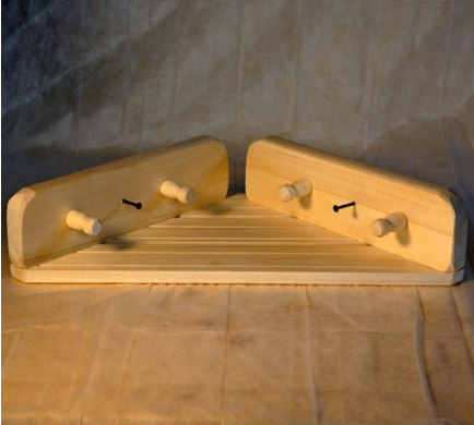  Вешалка для бани деревянная 400х400 с полкой угловая сосна ТЗ