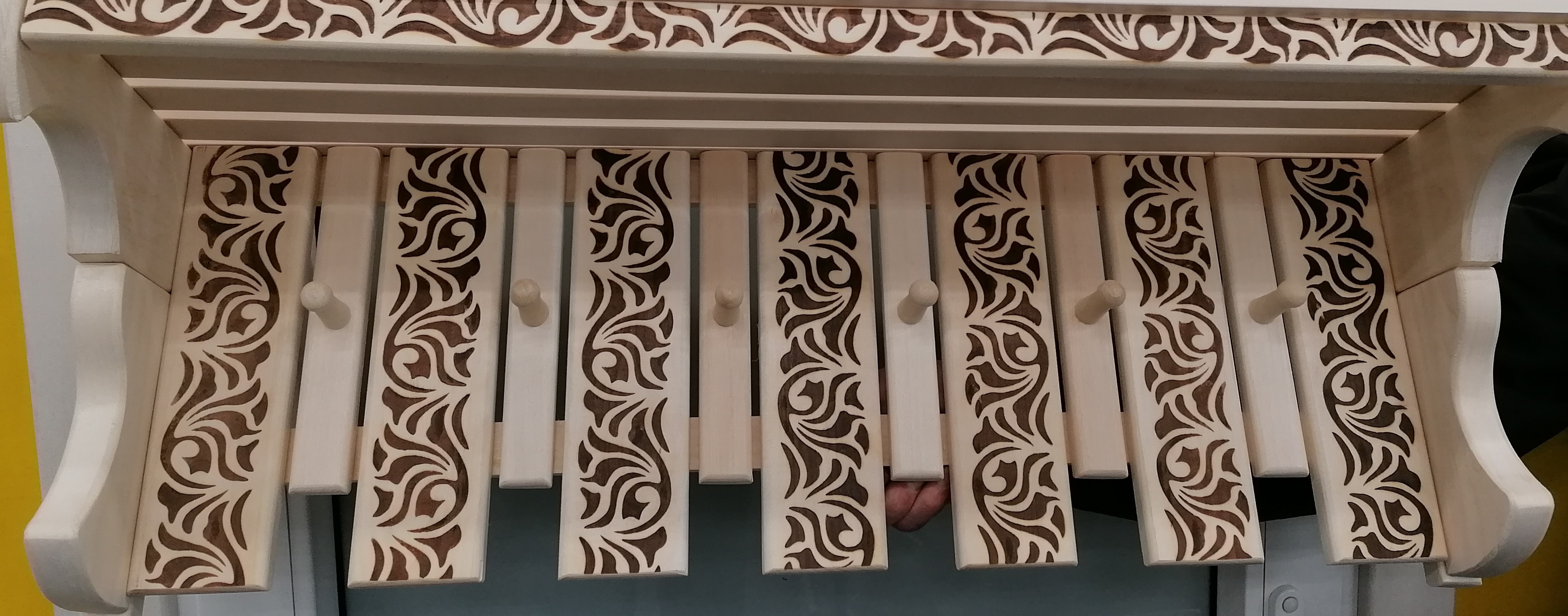  Полка-вешалка для бани деревянная 6 крючков Оригинальная с узором