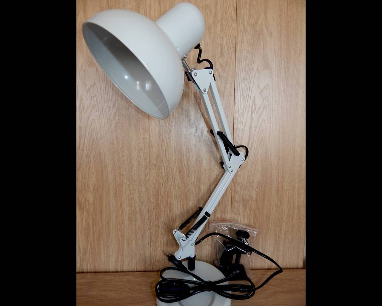  Лампа ученическая 810 WT